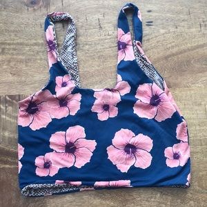 Acacia aspen top in hibiscus. Size med